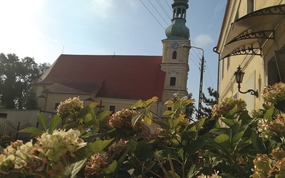 Z inicjatyw wirtualnych cieszy się proboszcz parafii. Ks. Tomasz Płukarski podkreśla, że najważniejsze jest budowanie wspólnoty. Jest przekonany, że po zniesieniu wszelkich ograniczeń, parafianie będą się jeszcze bardziej cieszyć z realnego spotkania w świątyni.