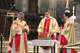 Pamiątki – symbole więzienne zostały po Mszy św. przeniesione do kaplicy Sierpskich, gdzie odmówiono modlitwę za zmarłych.