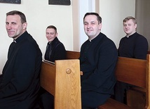 Diakoni (od prawej): Krzysztof Węglicki, Dariusz Kozłowski i Piotr Adamiak wraz z ojcem duchownym Wojciechem Kruszewskim (po lewej).