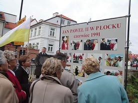 Już wielokrotnie miejsce przed oknem domu biskupiego było przestrzenią modlitewnych spotkań, wystaw i czuwań młodzieży. Teraz na stałe pamiątką historycznego spotkania z Ojcem Świętym będzie mozaika.