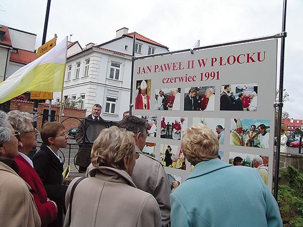 Już wielokrotnie miejsce przed oknem domu biskupiego było przestrzenią modlitewnych spotkań, wystaw i czuwań młodzieży. Teraz na stałe pamiątką historycznego spotkania z Ojcem Świętym będzie mozaika.