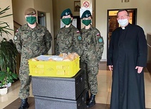 ▲	Ks. Jerzy Karbownik z ochotnikami.