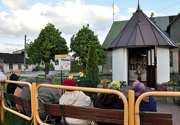 ▲	W ubiegłych latach w majowe wieczory odbywały się  nabożeństwa maryjne.