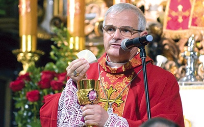▲	Biskup Mendyk ukazuje wiernym Najświętszy Sakrament.