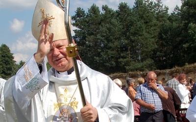 Bp Adam Odzimek błogosławi podczas październikowych uroczystości w sanktuarium MB Różańcowej w Wysokim Kole.