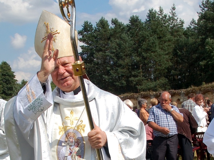 Bp Adam Odzimek błogosławi podczas październikowych uroczystości w sanktuarium MB Różańcowej w Wysokim Kole.