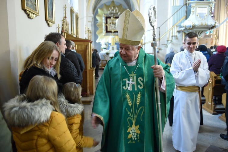 Do wietrzychowickiego kościoła relikwie św. Jana Pawła II przywiózł kard. Stanisław Dziwisz.