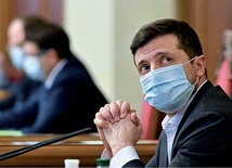 Prezydent Wołodymyr Zełenski rozpoczynał urzędowanie z ogromnym kredytem społecznego zaufania.  Po roku entuzjazm znacznie spadł.