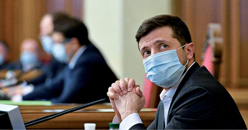 Prezydent Wołodymyr Zełenski rozpoczynał urzędowanie z ogromnym kredytem społecznego zaufania.  Po roku entuzjazm znacznie spadł.