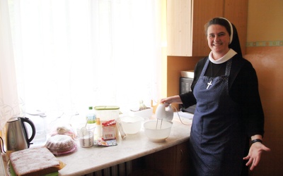 Siostry zakonne i Caritas AG przygotowują ciasta dla medyków - przepis z gdańskiego Brętowa