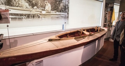 W Muzeum Sportu i Turystyki można obejrzeć kajak, którym pływał ksiądz, a później biskup Karol Wojtyła zanim został papieżem.