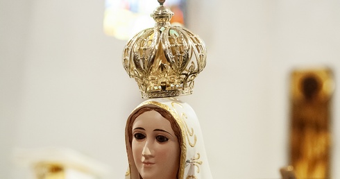 Fundowana wiarą i sercem. Figura Matki Bożej u księży emerytów ukoronowana 