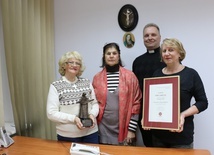 Za swoją działalność w 2017 r. zostali uhonorowani nagrodą "Ubi Caritas". Ks. Robert Kowalski z wolontariuszkami (od prawej): Jadwigą Gozdór, Barbarą Bandyką i Zofią Piątek.