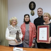 Za swoją działalność w 2017 r. zostali uhonorowani nagrodą "Ubi Caritas". Ks. Robert Kowalski z wolontariuszkami (od prawej): Jadwigą Gozdór, Barbarą Bandyką i Zofią Piątek.