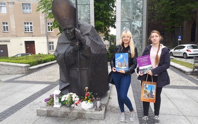 Nagrodzone uczestniczki pod pomnikiem św. Jana Pawła II w Świdnicy.