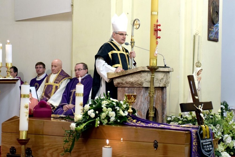 Ordynariusz diecezji świdnickiej w czasie homilii.