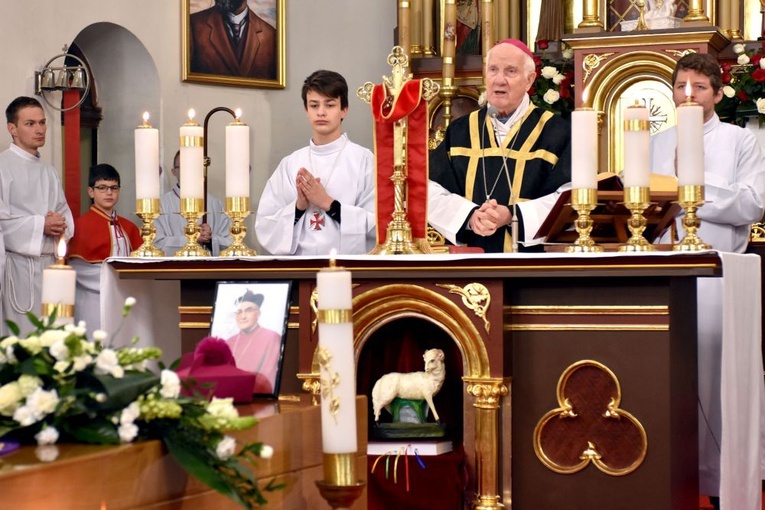 Mszy św. pogrzebowej przewodniczył bp Ignacy Dec.