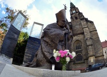 Wojciech Murdzek jeszcze jako prezydent Świdnicy sporo uwagi poświęcał postaci św. Jana Pawła II. Na zdjęciu pomnik znajdujący się przed świdnicką katedrą.