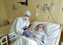 103-latka chora na koronawirusa już prawie z nim wygrała. Czeka na ostatni wynik