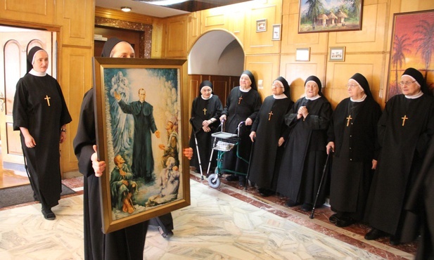 Ksiądz dziadów powitany przez swoje córki w Tarnowie
