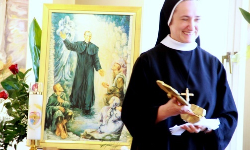 Ksiądz dziadów powitany przez swoje córki w Tarnowie