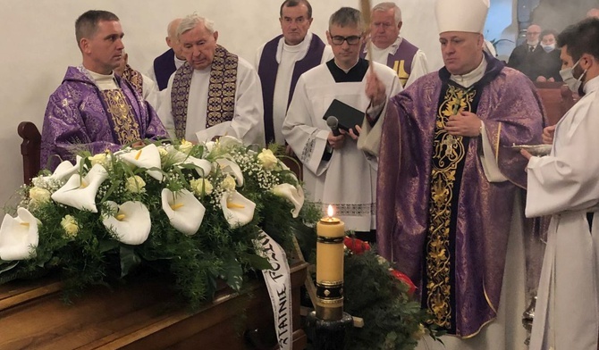 Uroczystościom pogrzebowym w Górkach Wielkich przewodniczył bp Piotr Greger
