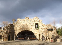 Grota Matkia Bożej z Lourdes - sanktuarium w Porąbce Uszewskiej.