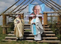 Ks. Jan Gawlas i ks. Roman Sławeński przy ołtarzu ustawionym obok Jubileuszowego Krzyża Ziemi Żywieckiej.