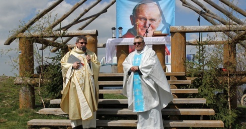 Ks. Jan Gawlas i ks. Roman Sławeński przy ołtarzu ustawionym obok Jubileuszowego Krzyża Ziemi Żywieckiej.