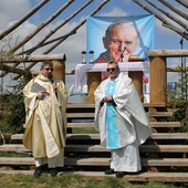 Ks. Jan Gawlas i ks. Roman Sławeński przy ołtarzu ustawionym obok Jubileuszowego Krzyża Ziemi Żywieckiej.
