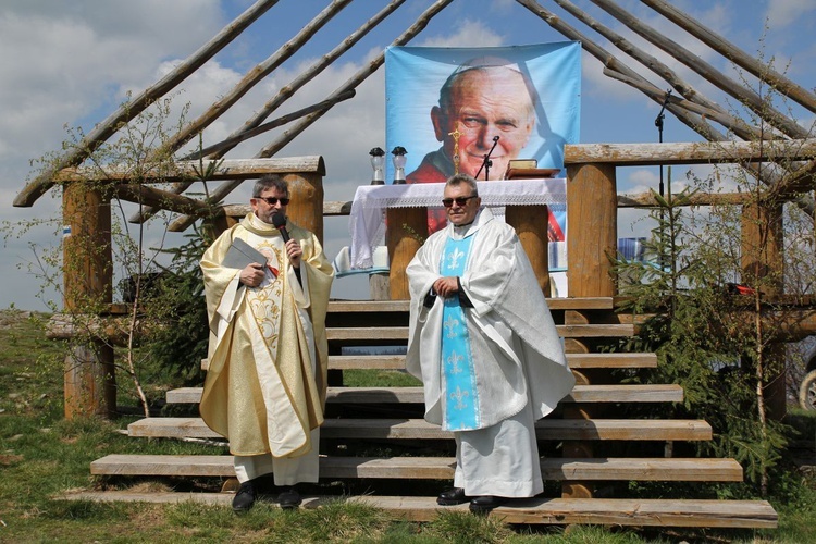 Ks. Jan Gawlas i ks. Roman Sławeński przy ołtarzu ustawionym obok Jubileuszowego Krzyża Ziemi Żywieckiej.