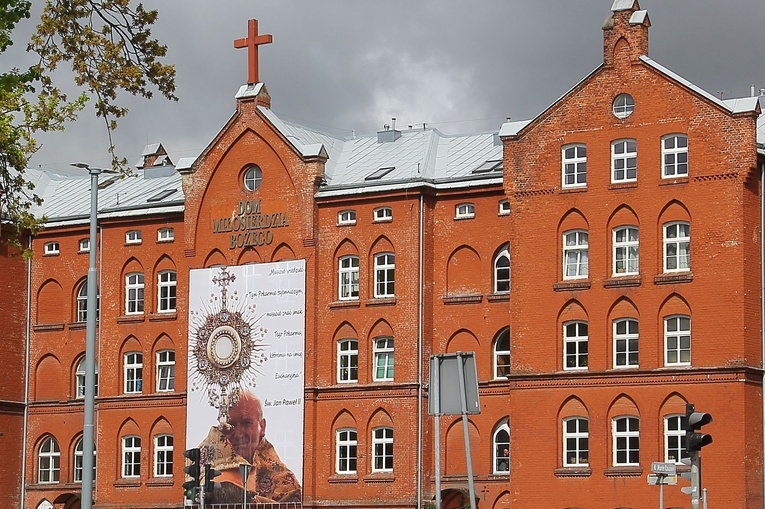 W Koszalinie zawisł ogromny baner z wizerunkiem św. Jana Pawła II. Ma budzić głód Eucharystii.