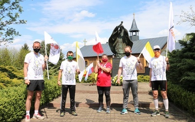 Przy pomniku św. Jana Pawła II na placu Wyższego Seminarium Duchownego w Radomiu biegacze otrzymali medale.