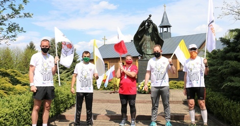 Przy pomniku św. Jana Pawła II na placu Wyższego Seminarium Duchownego w Radomiu biegacze otrzymali medale.