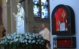 Poniżej relikwii św. Jana Pawła II - wotum za zdrowie i życie ofiarwoane przez ks. proboszcza.