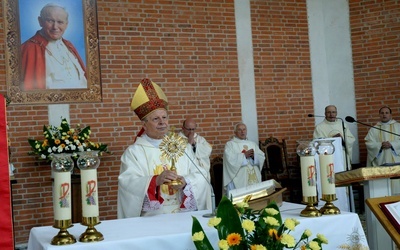 Na zakończenie Mszy św. bp Henryk Tomasik udzielił błogosławieństwa relikwiami św. Jana Pawła II.