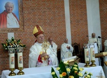 Na zakończenie Mszy św. bp Henryk Tomasik udzielił błogosławieństwa relikwiami św. Jana Pawła II.