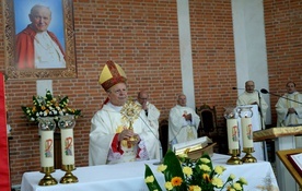 Na zakończenie Mszy św. bp Henryk Tomasik udzielił błogosławieństwa relikwiami św. Jana Pawła II.