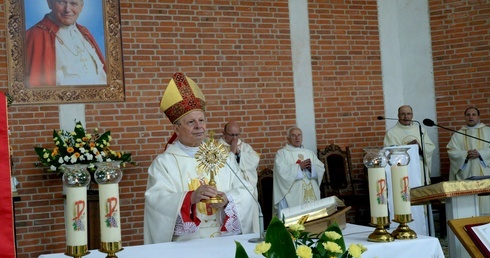 Na zakończenie Mszy św. bp Henryk Tomasik udzielił błogosławieństwa relikwiami św. Jana Pawła II.