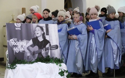 Modlitwa w pierwszą rocznicę śmierci Heleny Kmieć w Lubiążu.