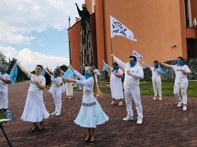 Urodzinowy taniec dla Jana Pawła II przed kościołem pw. bł. Karoliny w Tarnowie.