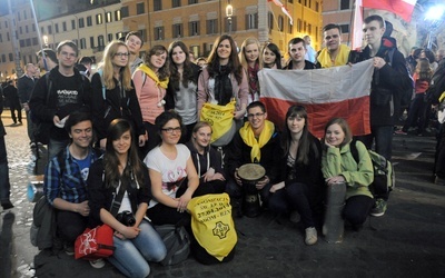 Grupa radomskiej młodzieży oazowej podczas wieczornego czuwania na Pizza Navona w Rzymie w przeddzień kanonizacji Jana Pawła II.