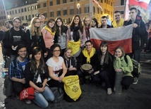 Grupa radomskiej młodzieży oazowej podczas wieczornego czuwania na Pizza Navona w Rzymie w przeddzień kanonizacji Jana Pawła II.