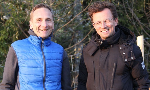 Marek Zaremba (L) i ks. Mateusz Dudkiewicz - inicjatorzy rekolekcji "Dwa Serca".