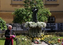 Kraków. "Regina Caeli" przy pomniku papieża