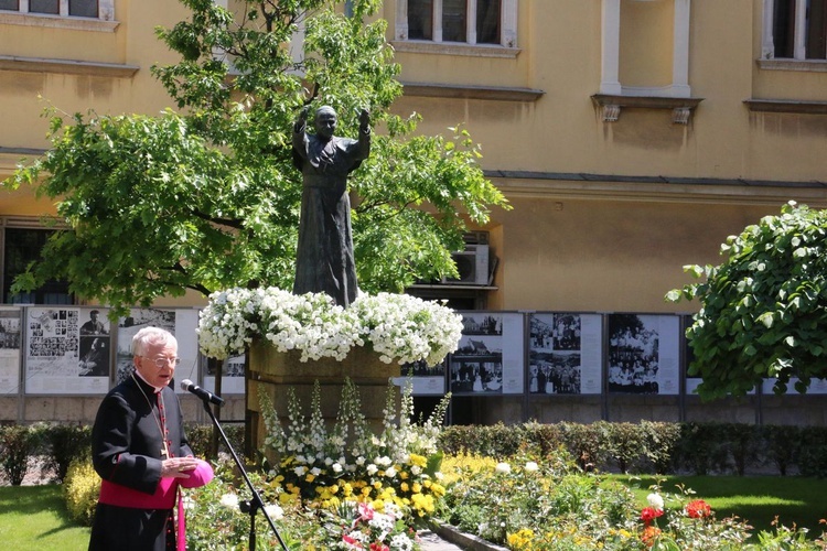 Uroczystość z okazji 100. rocznicy urodzin Jana Pawła II przy jego pomniku na dziedzińcu Pałacu Biskupów Krakowskich