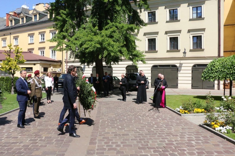 Uroczystość z okazji 100. rocznicy urodzin Jana Pawła II przy jego pomniku na dziedzińcu Pałacu Biskupów Krakowskich