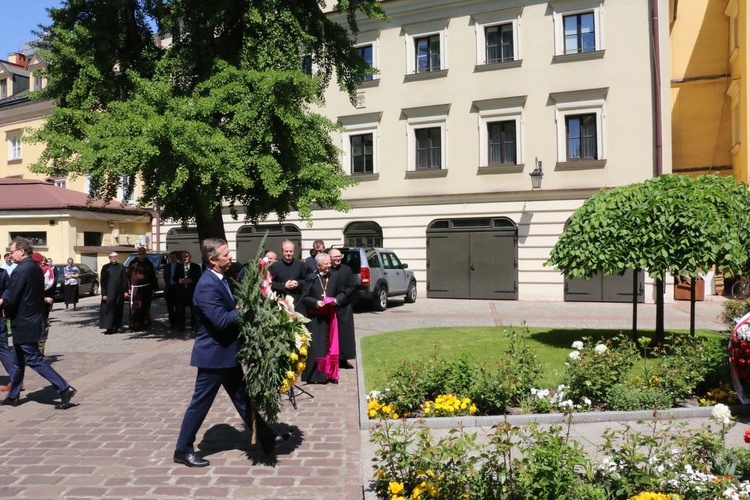 Uroczystość z okazji 100. rocznicy urodzin Jana Pawła II przy jego pomniku na dziedzińcu Pałacu Biskupów Krakowskich