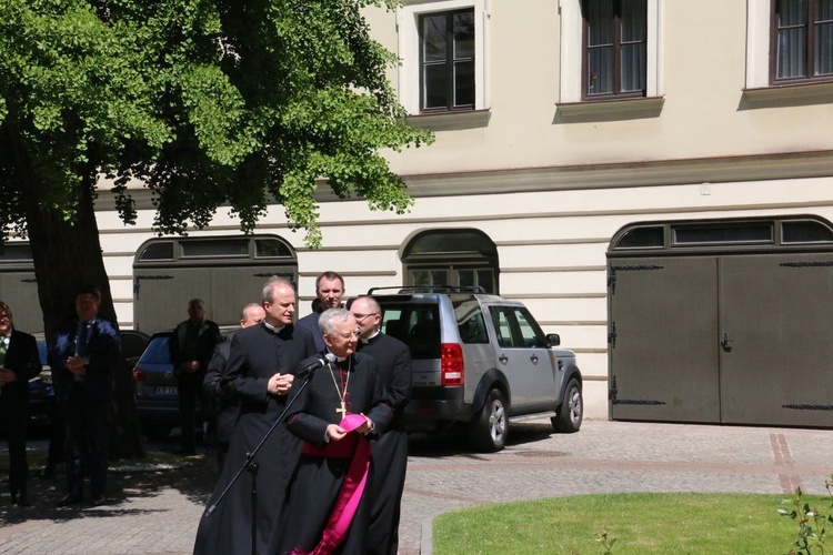 Uroczystość z okazji 100. rocznicy urodzin Jana Pawła II przy jego pomniku na dziedzińcu Pałacu Biskupów Krakowskich