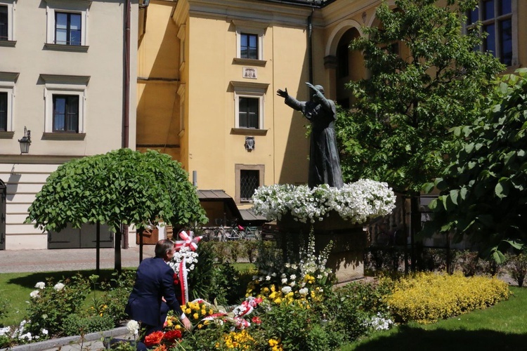 Uroczystość z okazji 100. rocznicy urodzin Jana Pawła II przy jego pomniku na dziedzińcu Pałacu Biskupów Krakowskich